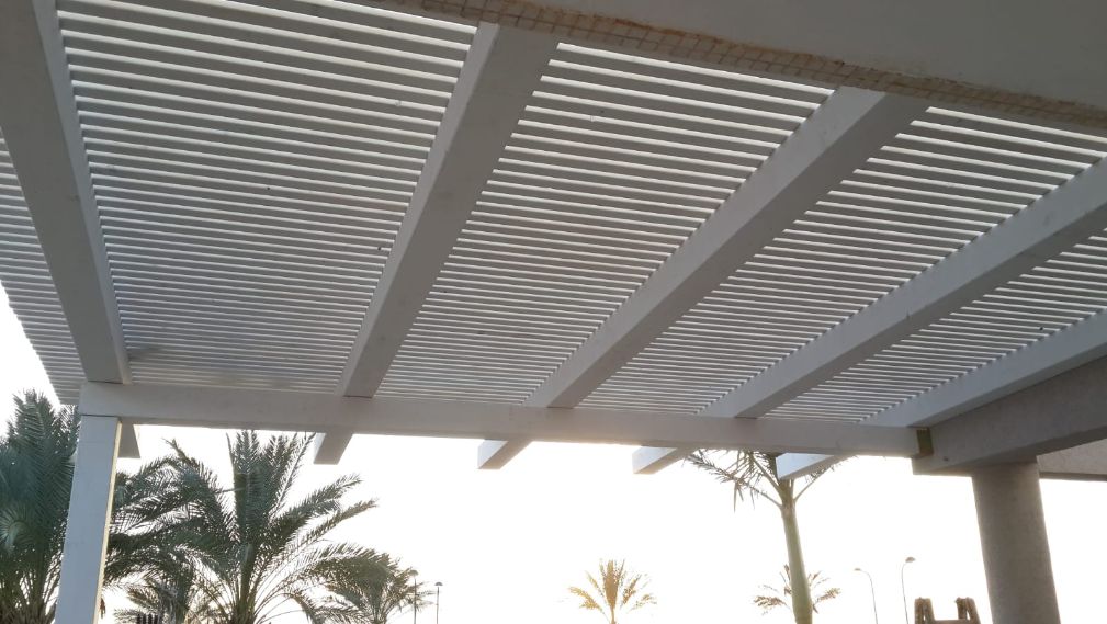 פרגולת עץ אורן גושני, עם סרגלי הצללה 45 מעלות
