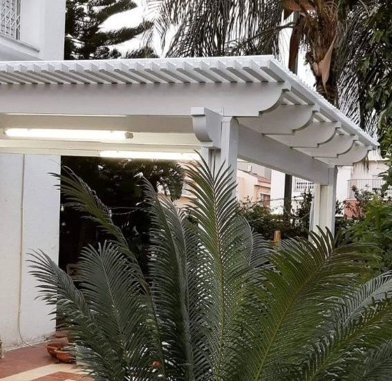 פרגולה דגם גיטרה, כולל סרגלי הצללה 50/50, בקירוי סנטף