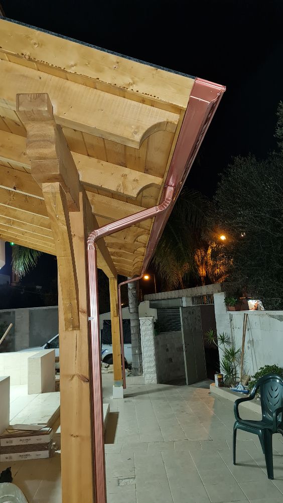 פרגולה מיוחדת מעץ, עם גג רעפים, שיפוע אחד, בפתח הבית